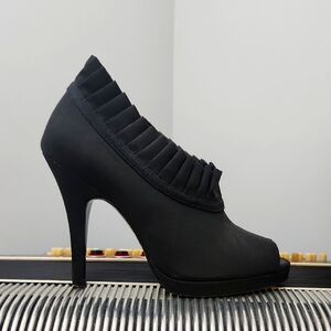 ALMOST NEW NINA BLACK SATIN RUFFLE OPEN TOE ANKLE BOOTIE W/STILLETO HEEL SZ 6.5